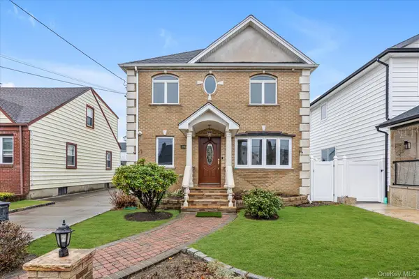 203 Pershing Parkway, Mineola, NY 11501