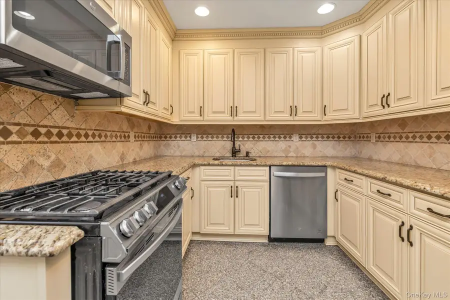 203 Pershing Parkway, Mineola, NY 11501 - Image #3