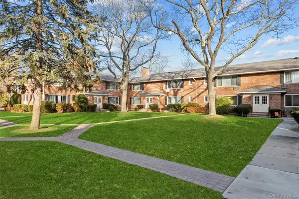 51 Edmunton Drive #F17, North Babylon, NY 11704