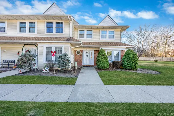 11 Gazebo Lane, Holtsville, NY 11742