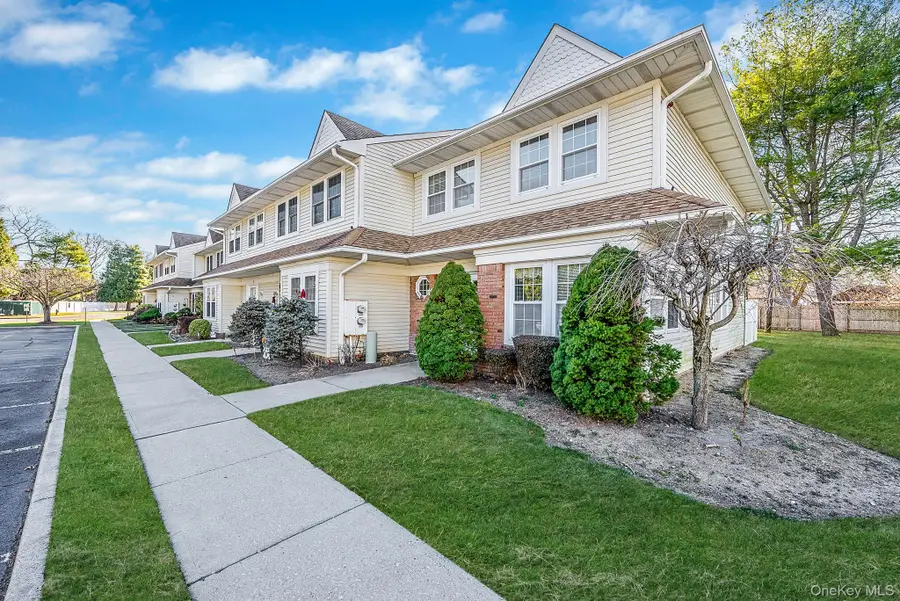 11 Gazebo Lane, Holtsville, NY 11742 - Image #3