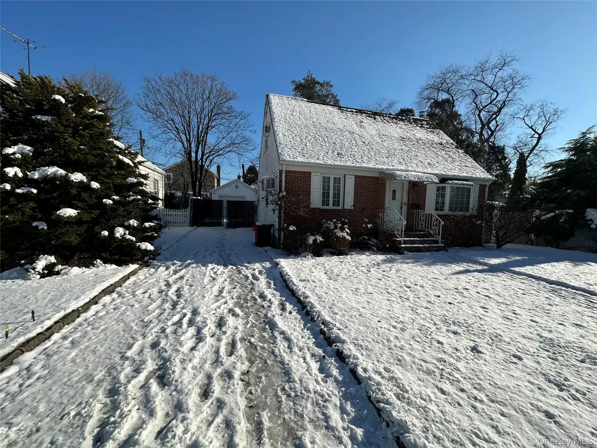 75 Cornwell Avenue, Williston Park, NY 11596 - Image #1