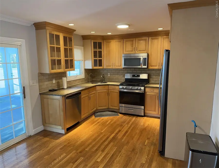 75 Cornwell Avenue, Williston Park, NY 11596 - Image #3