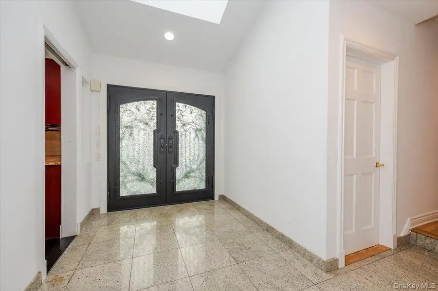 18 Locust Drive, Great Neck, NY 11021 - Image #2