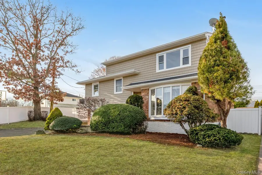 1554 Holiday Park Drive, Wantagh, NY 11793 - Image #2
