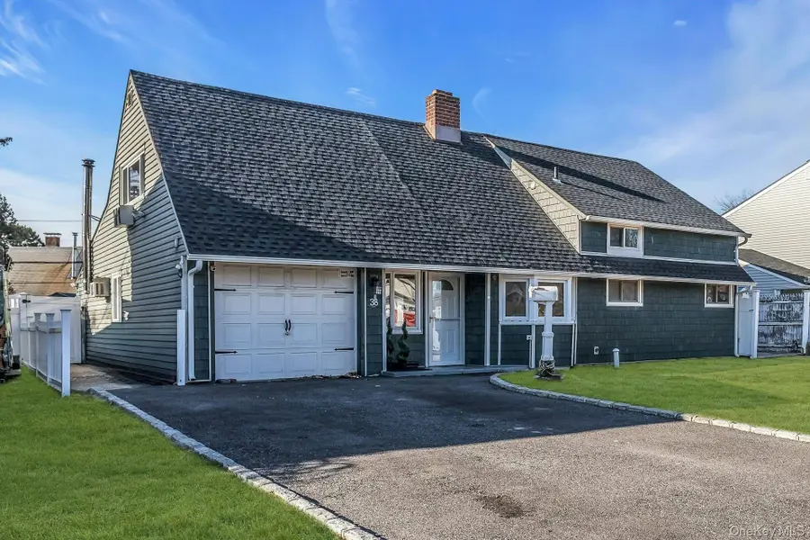 38 Fireplace Lane, Hicksville, NY 11801 - Image #2