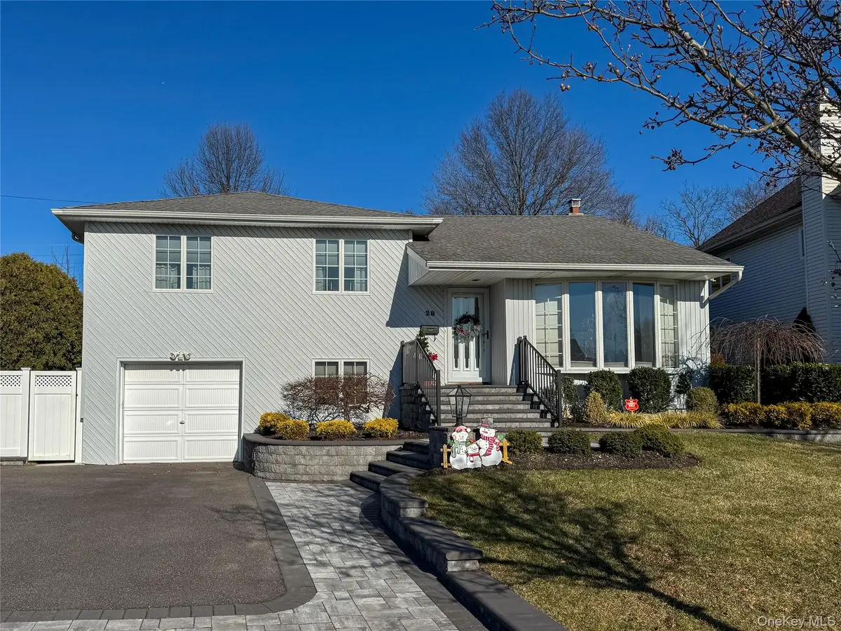 28 Garden Circle, Syosset, NY 11791 - Image #1