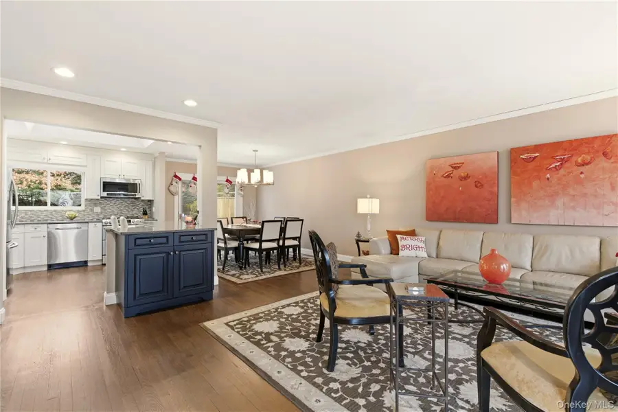 28 Garden Circle, Syosset, NY 11791 - Image #3