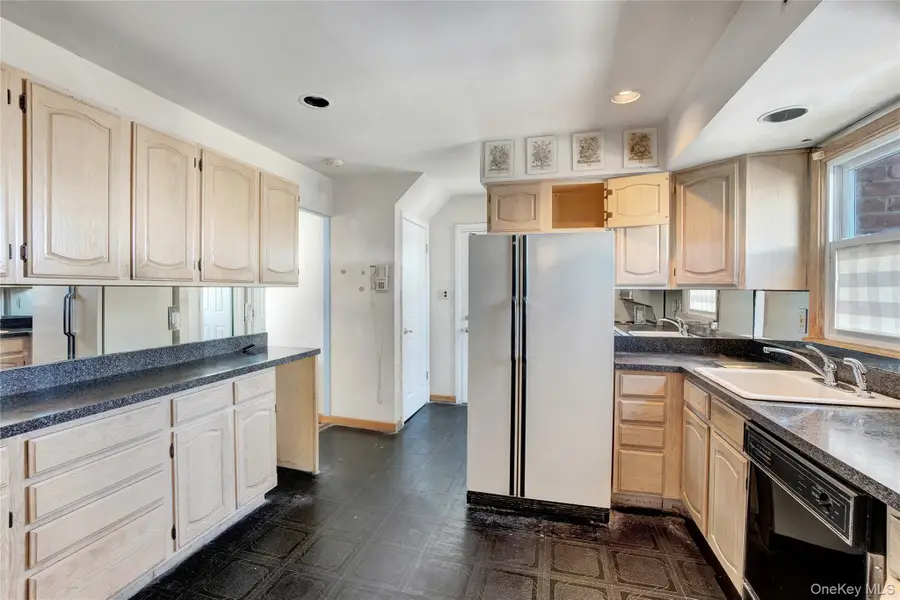 212 Newbridge Road, Hicksville, NY 11801 - Image #3