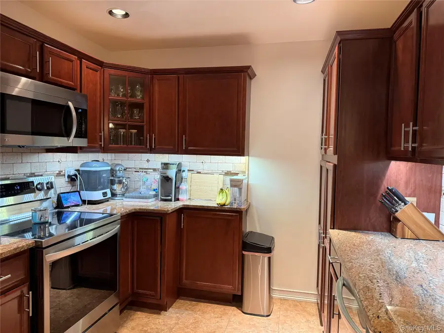 189 Haddon Hollow Court, Middle Island, NY 11953 - Image #3