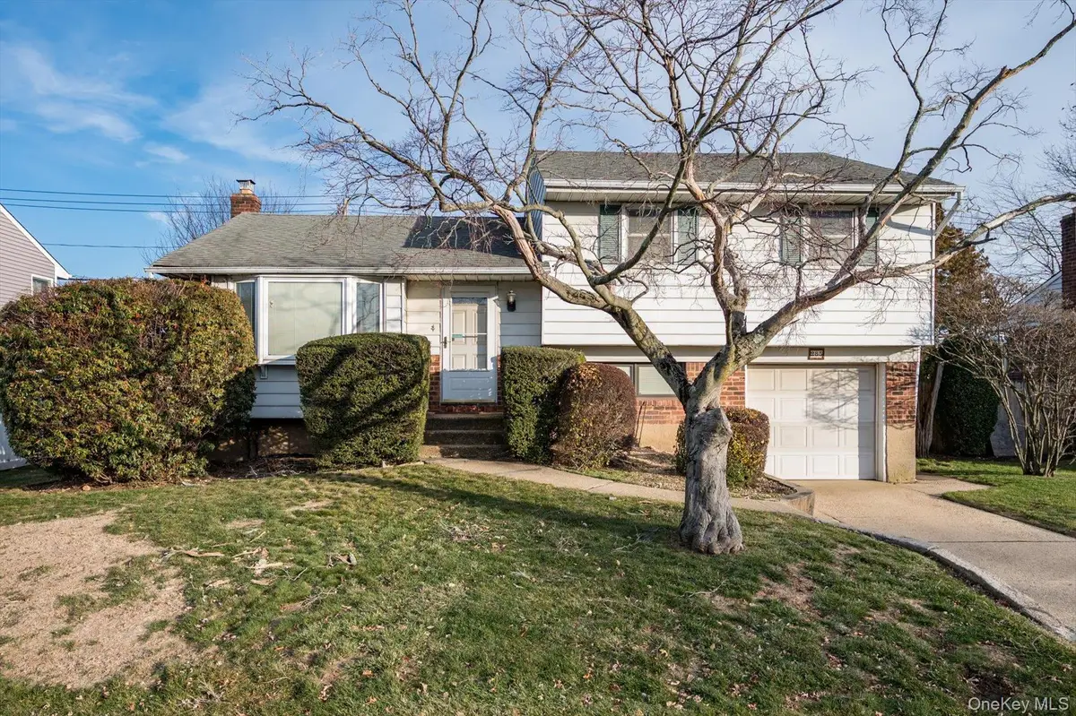 285 Southwood Circle, Syosset, NY 11791 - Image #1