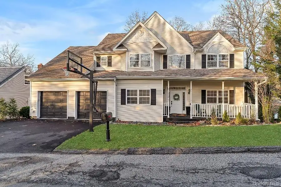 33 E Potter Lane Ne, Halesite, NY 11743 - Image #1