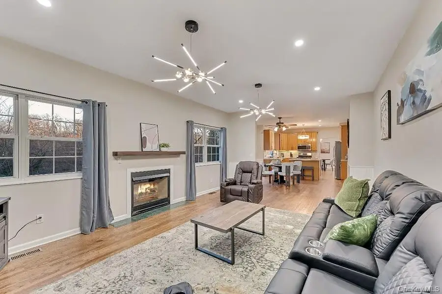 33 E Potter Lane Ne, Halesite, NY 11743 - Image #3