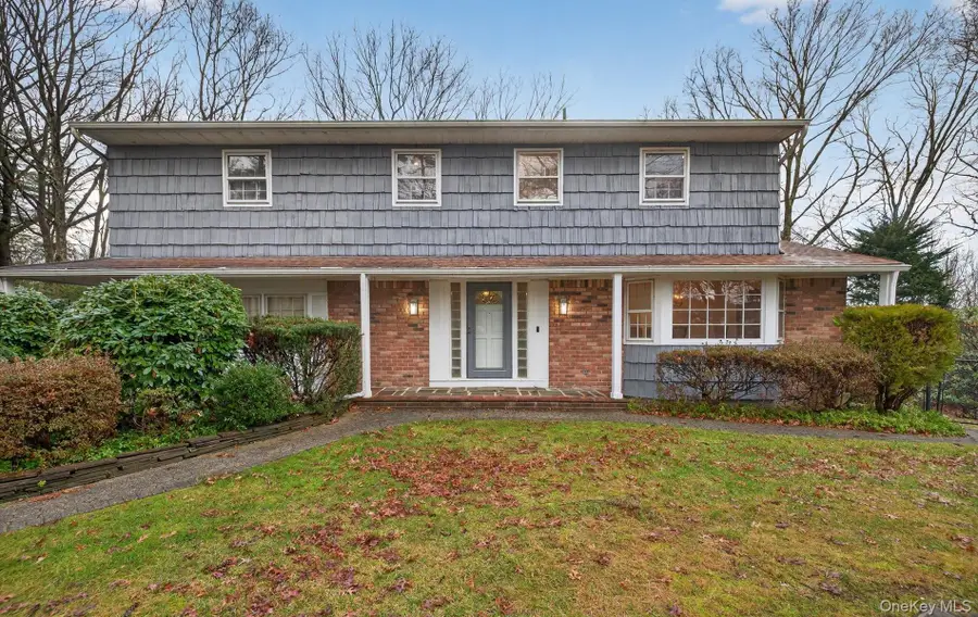 4 Penn Court, Dix Hills, NY 11746 - Image #2