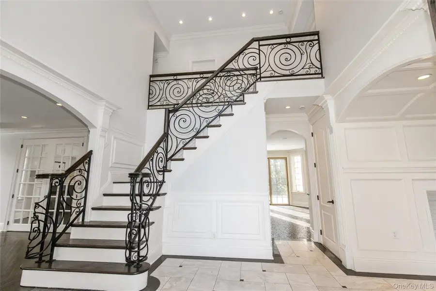 12 Knollwood Road, Roslyn, NY 11576 - #3