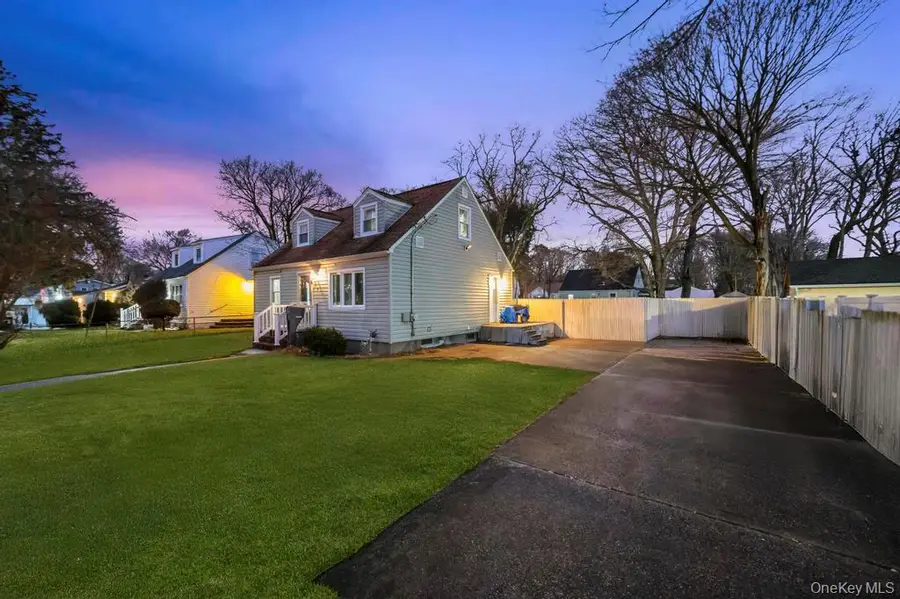 39 Andrews Avenue, Wheatley Heights, NY 11798 - Image #2