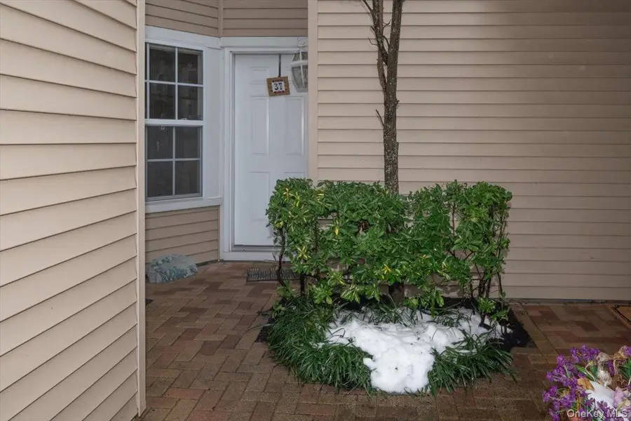 37 Windwatch Drive, Hauppauge, NY 11788 - Image #3