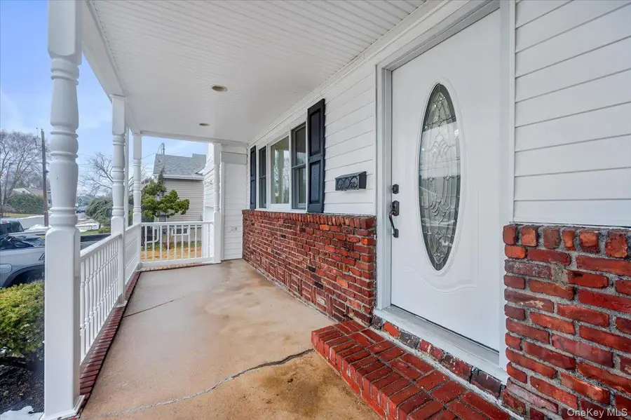 571 Center Dyre Avenue, West Islip, NY 11795 - Image #2