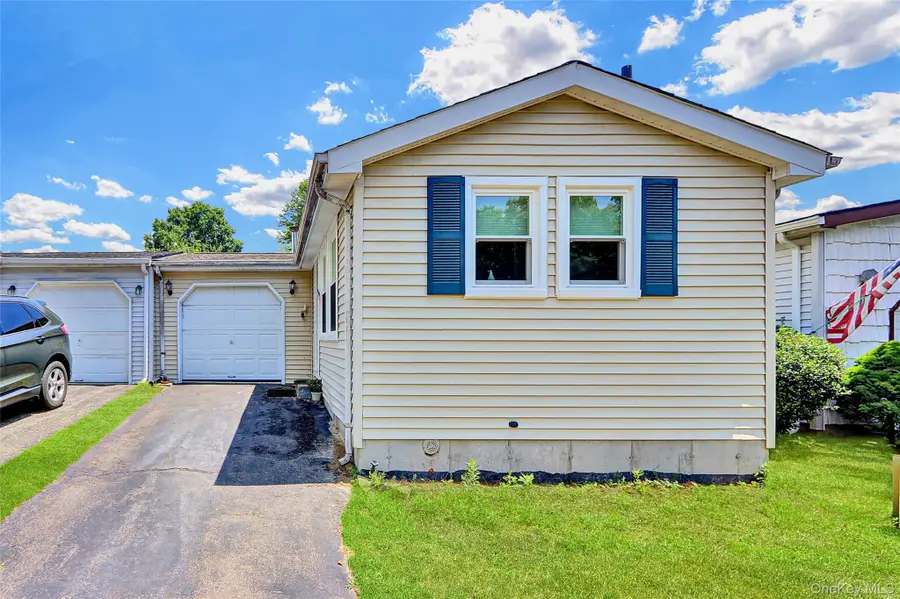 164 Village Circle W, Manorville, NY 11949 - Image #3