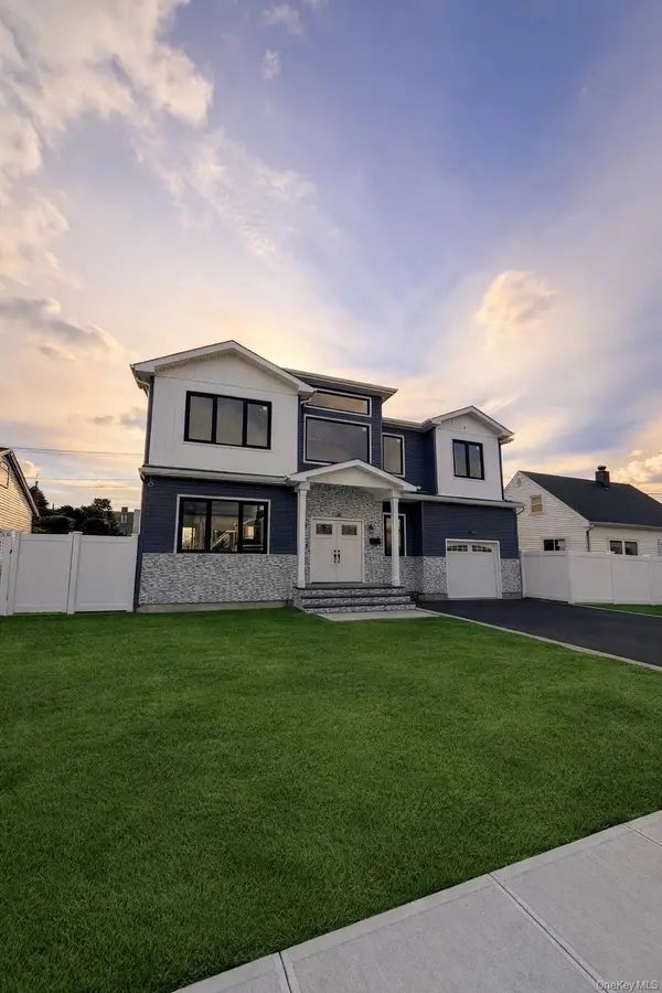 38 Dogwood Lane, Levittown, NY 11756