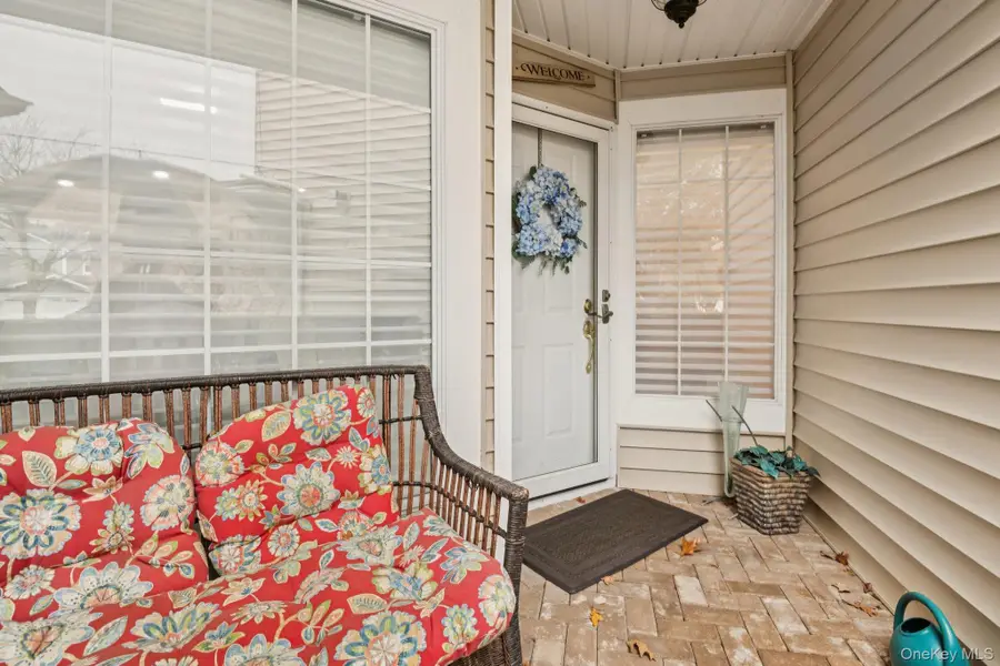 16 Hampshire Court, Holbrook, NY 11741 - #2