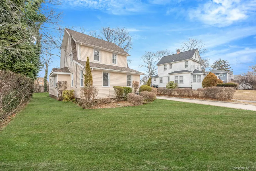 33 Willow Avenue, Freeport, NY 11520 - Image #3