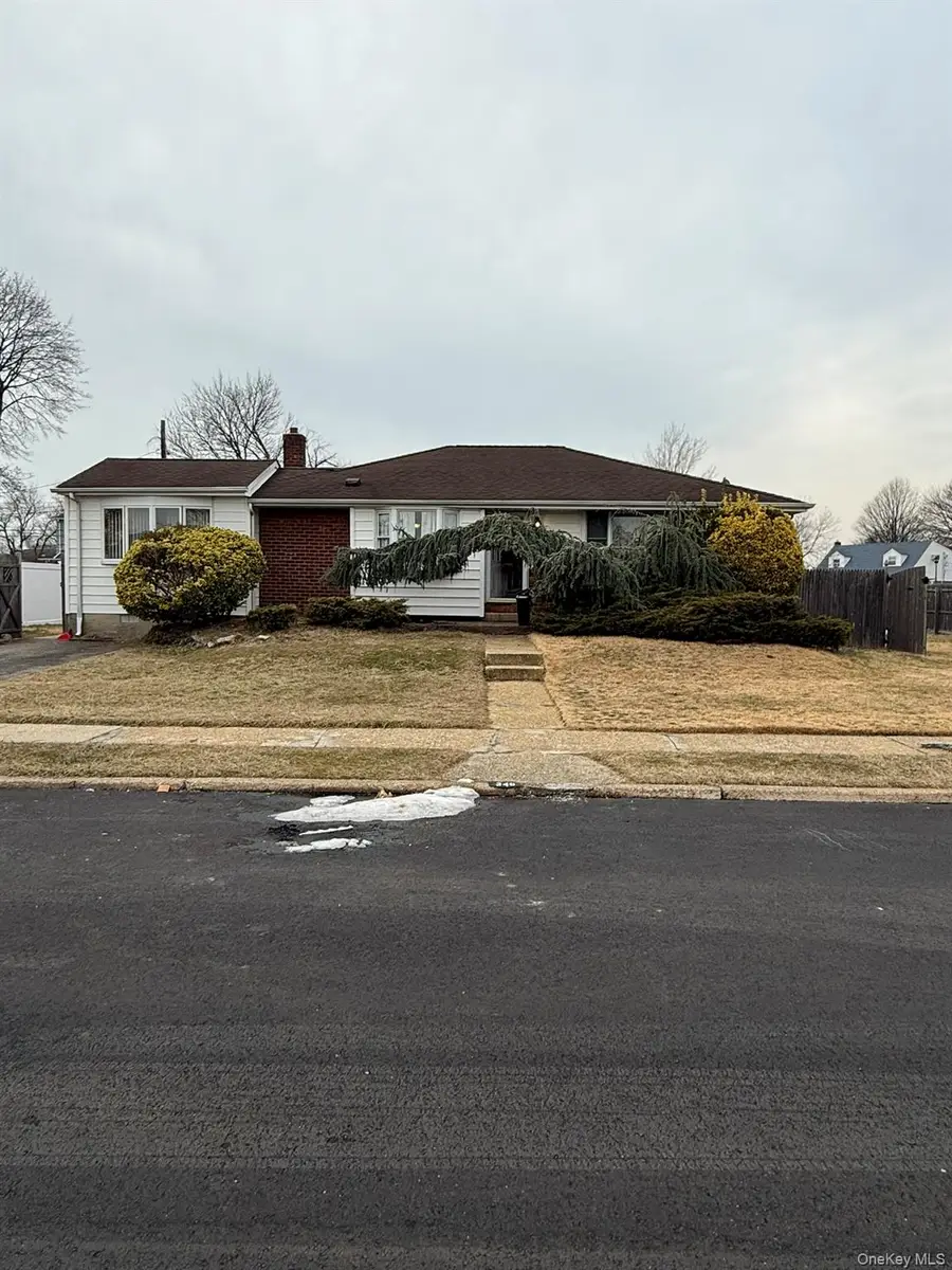 346 Holmes Street, Levittown, NY 11756 - Image #2