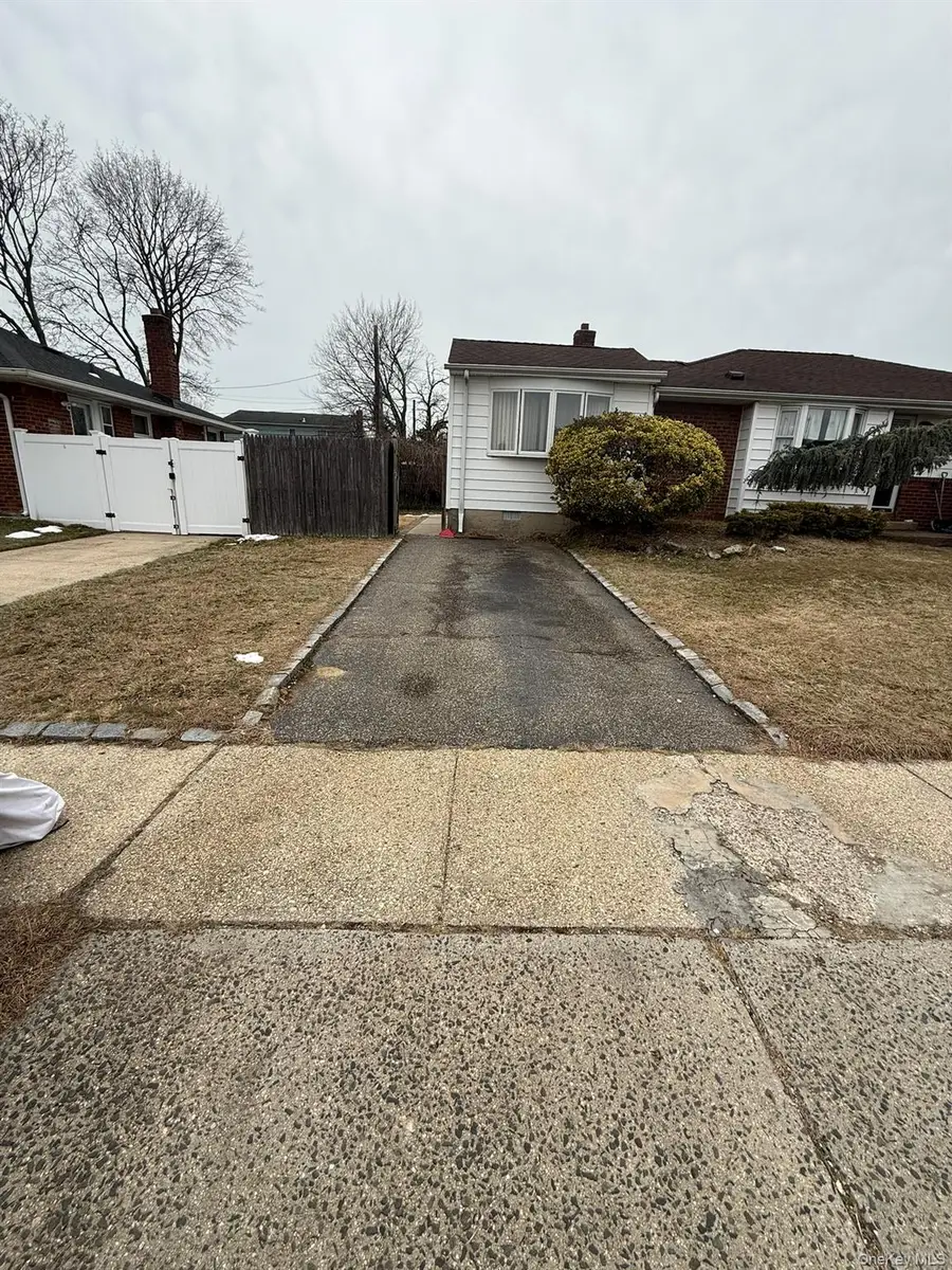 346 Holmes Street, Levittown, NY 11756 - Image #3