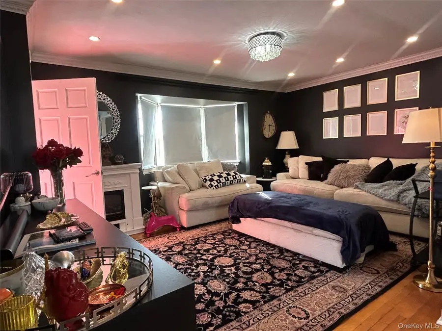 17 Molyneaux Road, Valley Stream, NY 11580 - #3