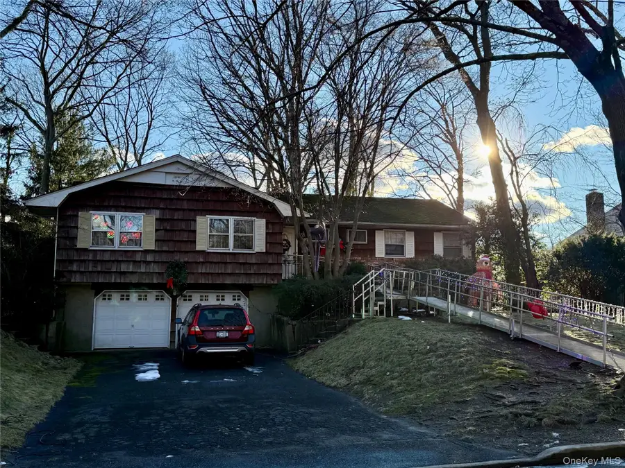 20 Camelia Place, Hauppauge, NY 11788 - Image #2