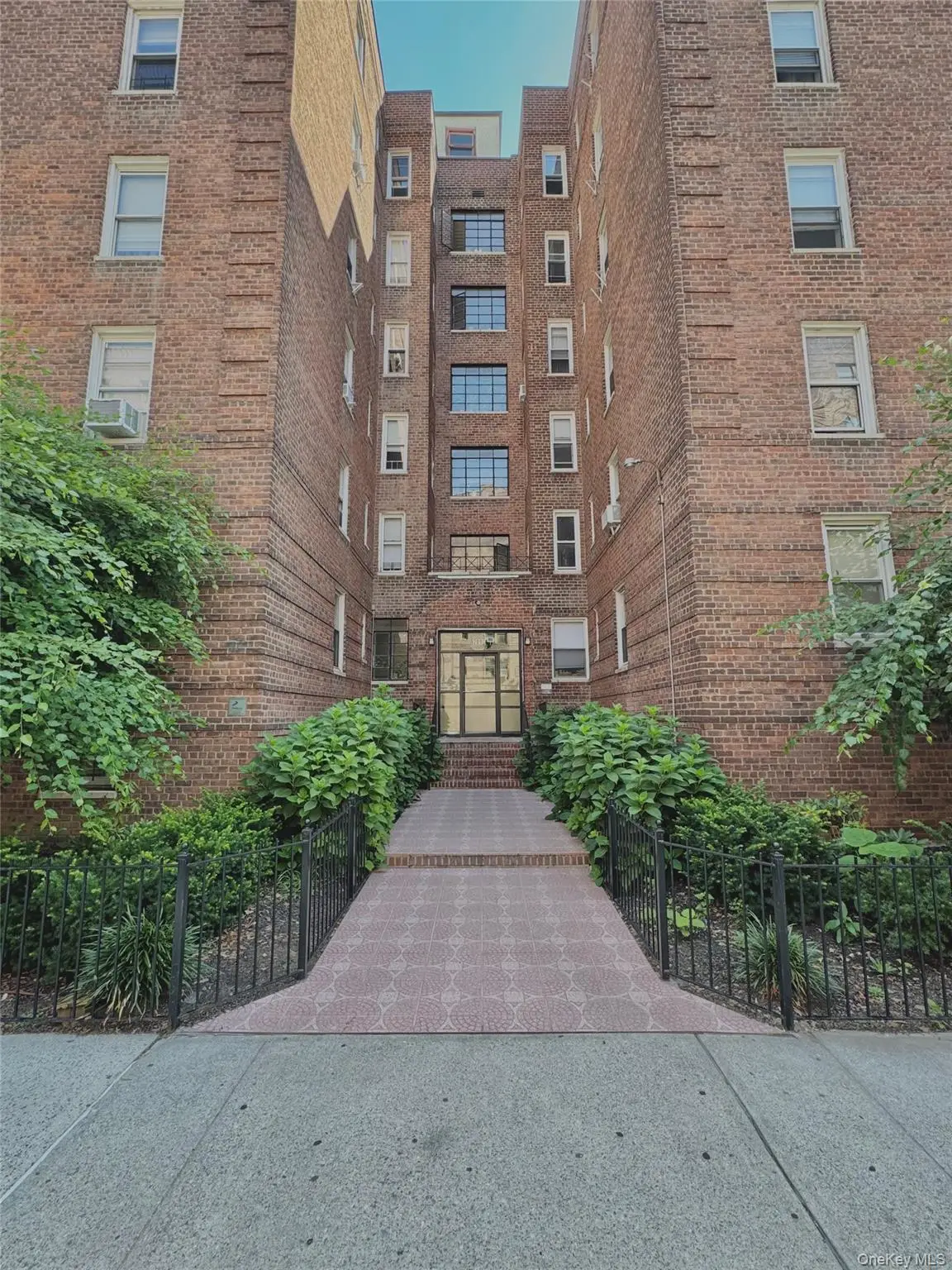 2090 Barnes Avenue #3G, Bronx, NY 10462 - Image #1