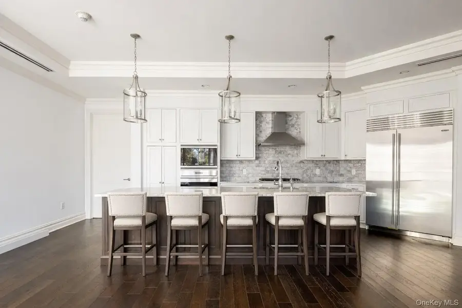 2000 Royal Court #2109, North Hills, NY 11040 - Image #3