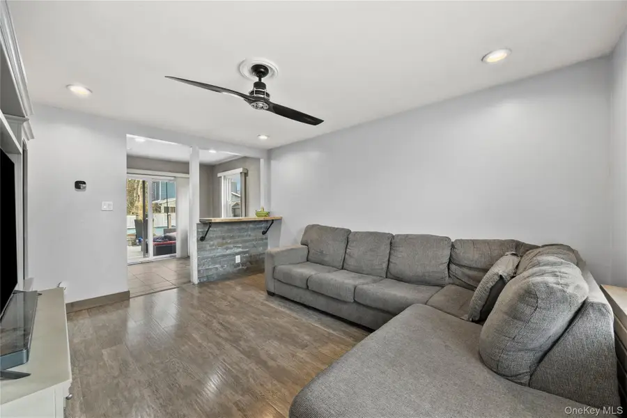 7 East Court, Bethpage, NY 11714 - Image #3