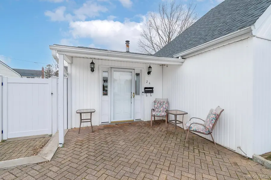 24 Glow Lane, Hicksville, NY 11801 - Image #2