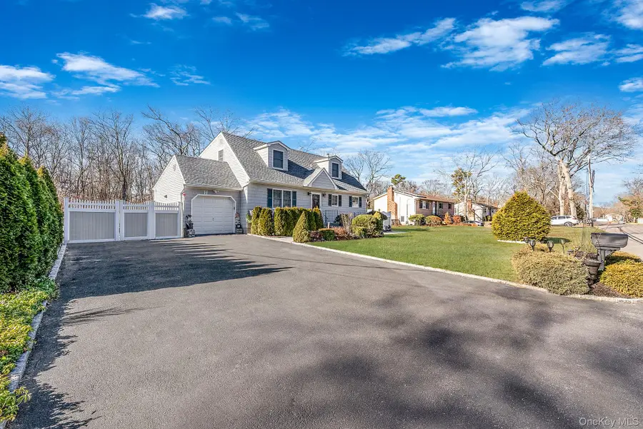 20 Howe Road, Coram, NY 11727 - #3