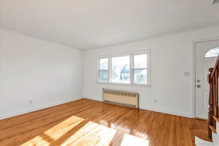 5 White Street, Valley Stream, NY 11580 - #3