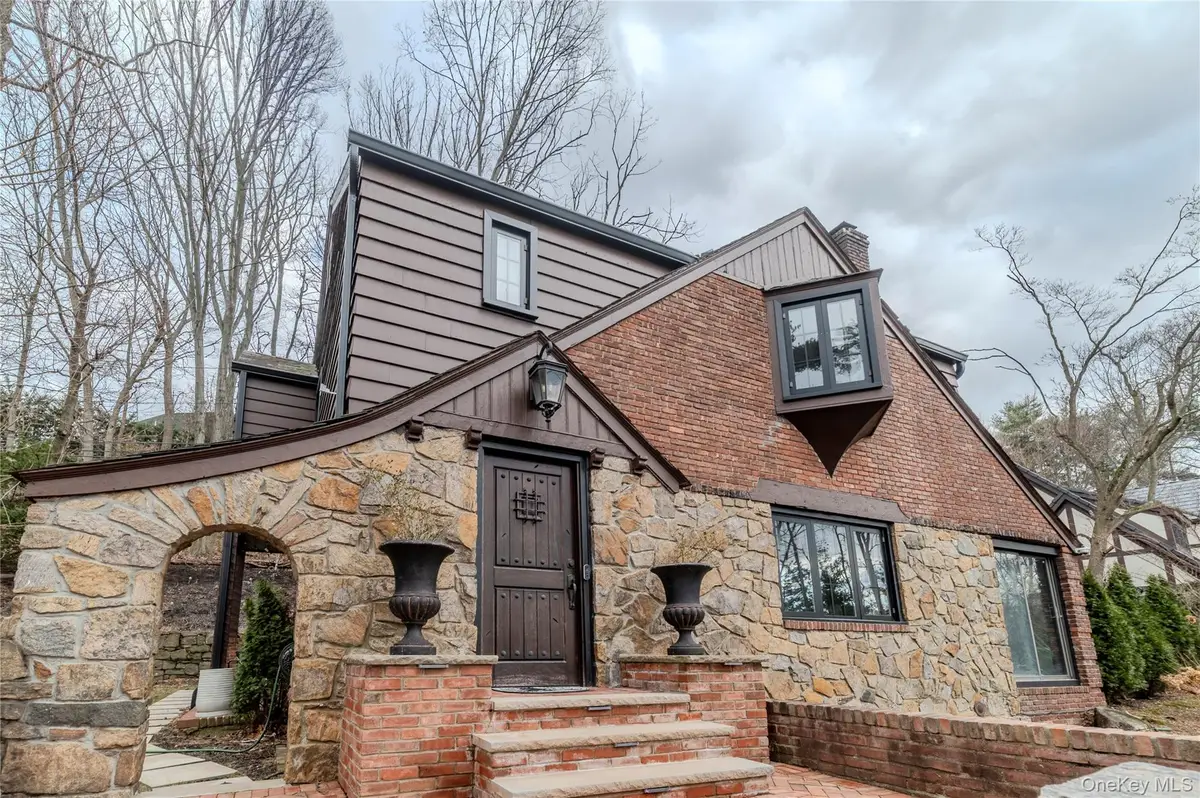 15 Sinclair Martin Drive, Roslyn, NY 11576 - Image #1