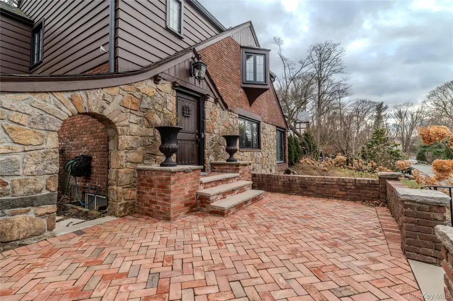 15 Sinclair Martin Drive, Roslyn, NY 11576 - Image #2