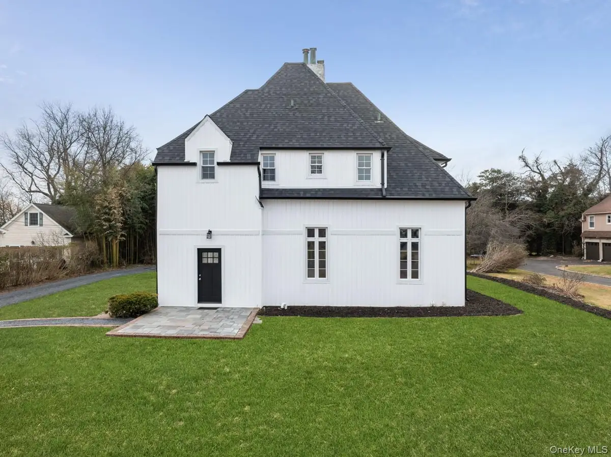 33 S Windsor Avenue, Brightwaters, NY 11718 - #1