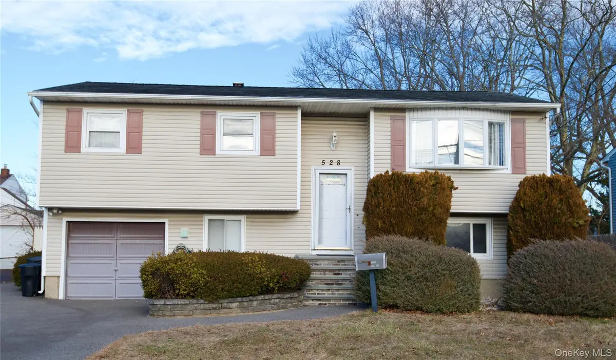 528 14th Street, West Babylon, NY 11704 - #1