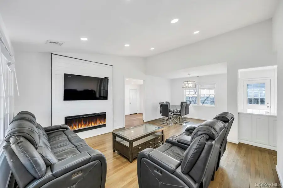 22 Bruce Lane, Farmingdale, NY 11735 - Image #3