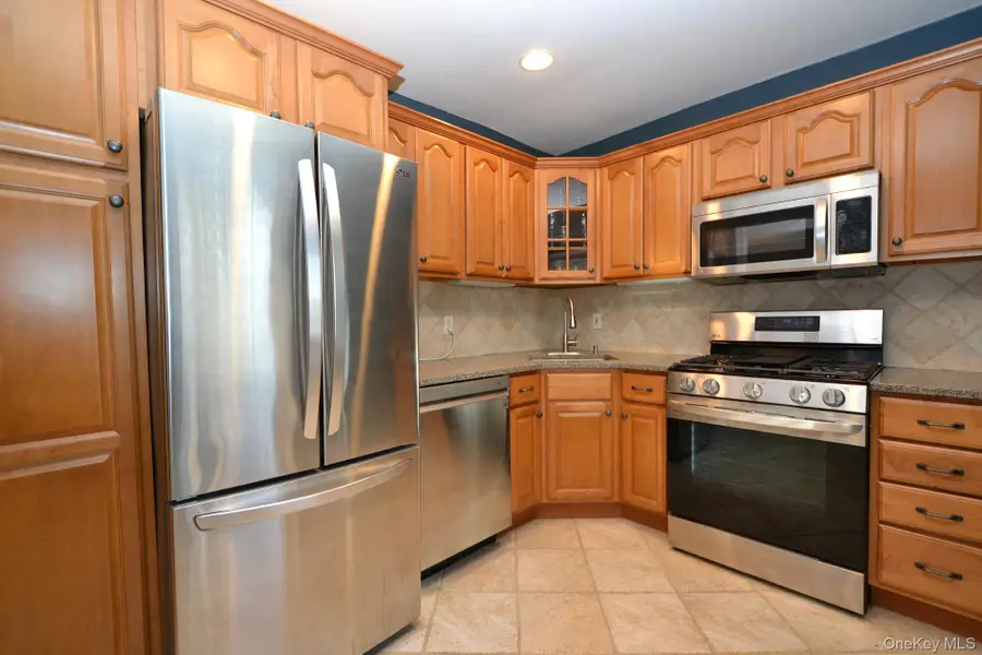 25 Glen Hollow Drive #H-23, Holtsville, NY 11742 - Image #3