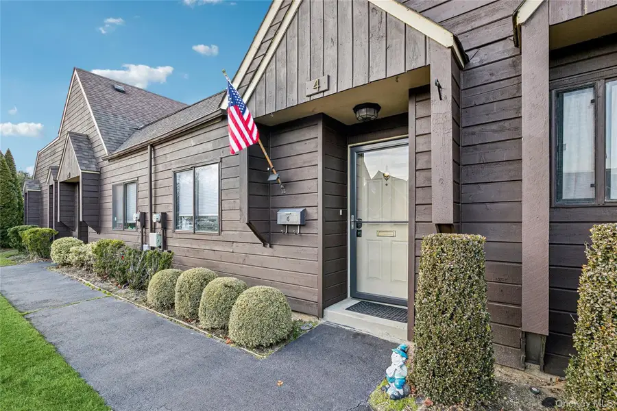 4 Southgate Circle, Massapequa Park, NY 11762 - Image #2