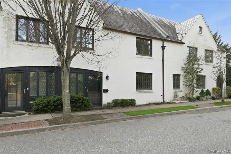 40 Franklin Court, Garden City, NY 11530 - Image #3