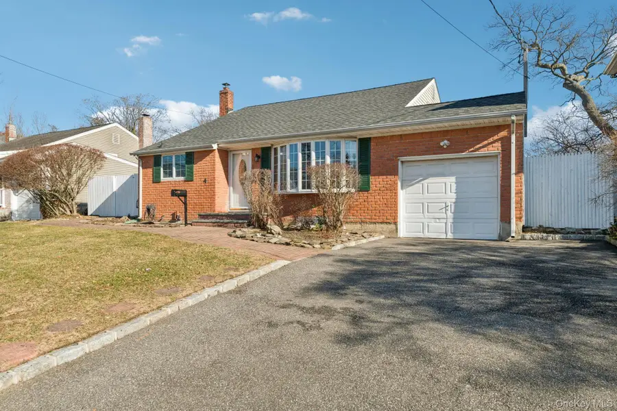 4 Oakley Drive, Huntington Station, NY 11746 - #2