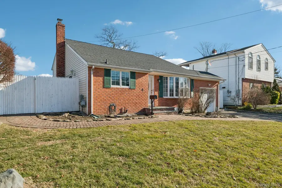 4 Oakley Drive, Huntington Station, NY 11746 - #3