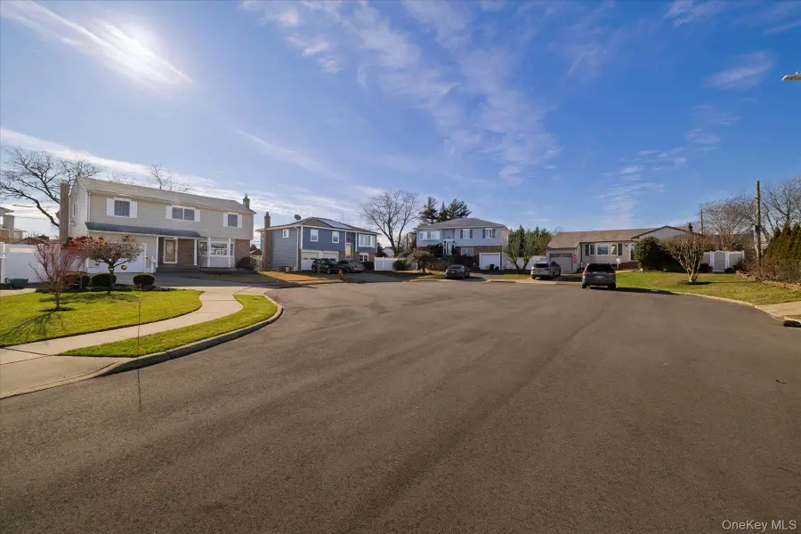 8 Patricia Court, Bethpage, NY 11714 - Image #3