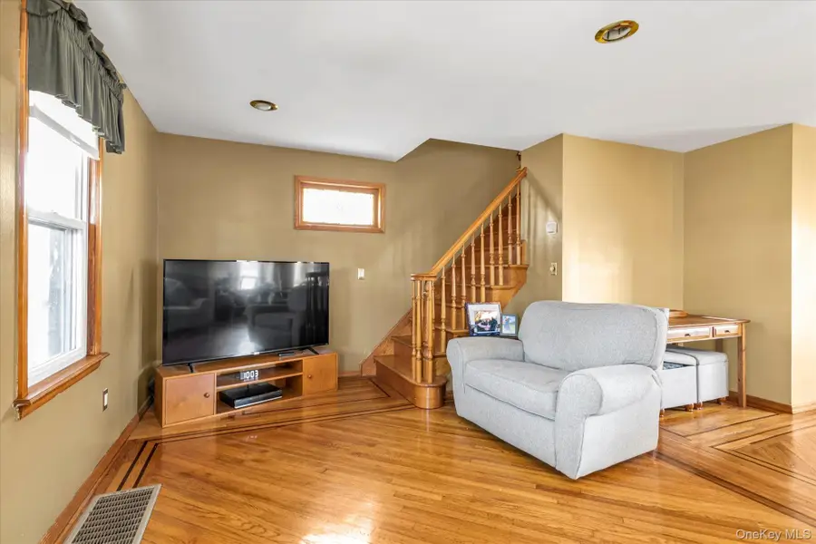 15 Eton Street, Valley Stream, NY 11581 - #3