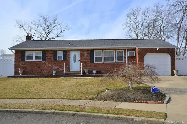 9 Tory Court, Holbrook, NY 11741