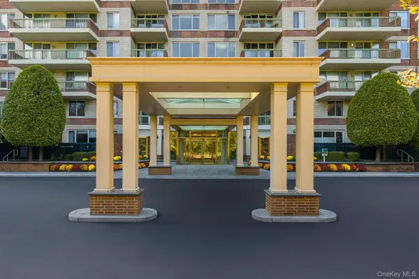 100 Hilton Avenue #PH 5, Garden City, NY 11530